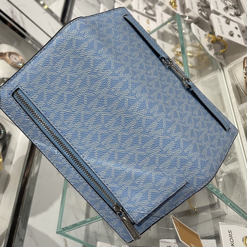 MICHAEL KORS Carson Large Signature Logo Bifold Wallet
Light Sky
NWT - Picture 11 of 16